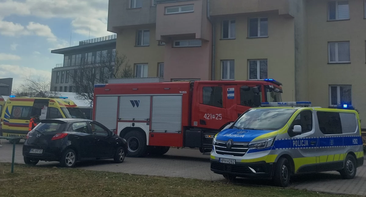 Pożary - interwencje straży, Straż karetka policja przed blokiem - zdjęcie, fotografia