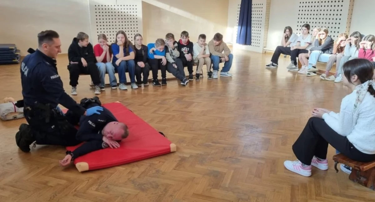 Inne Powiat, udzielać pierwszej pomocy - zdjęcie, fotografia