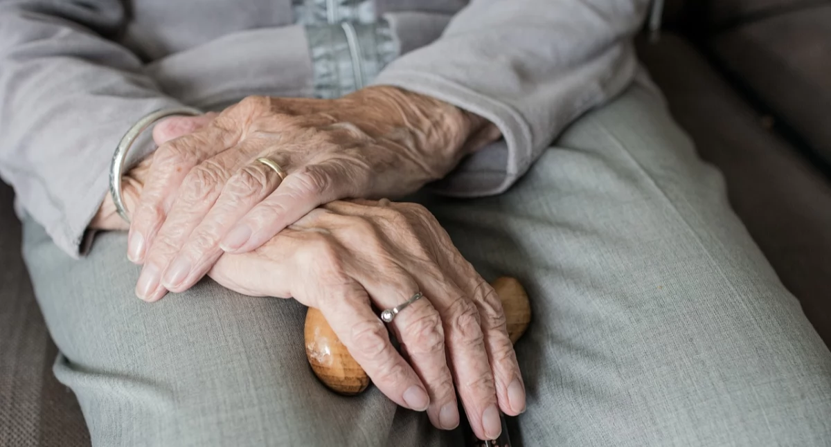 Inne Powiat, Opaski pomagają seniorom - zdjęcie, fotografia