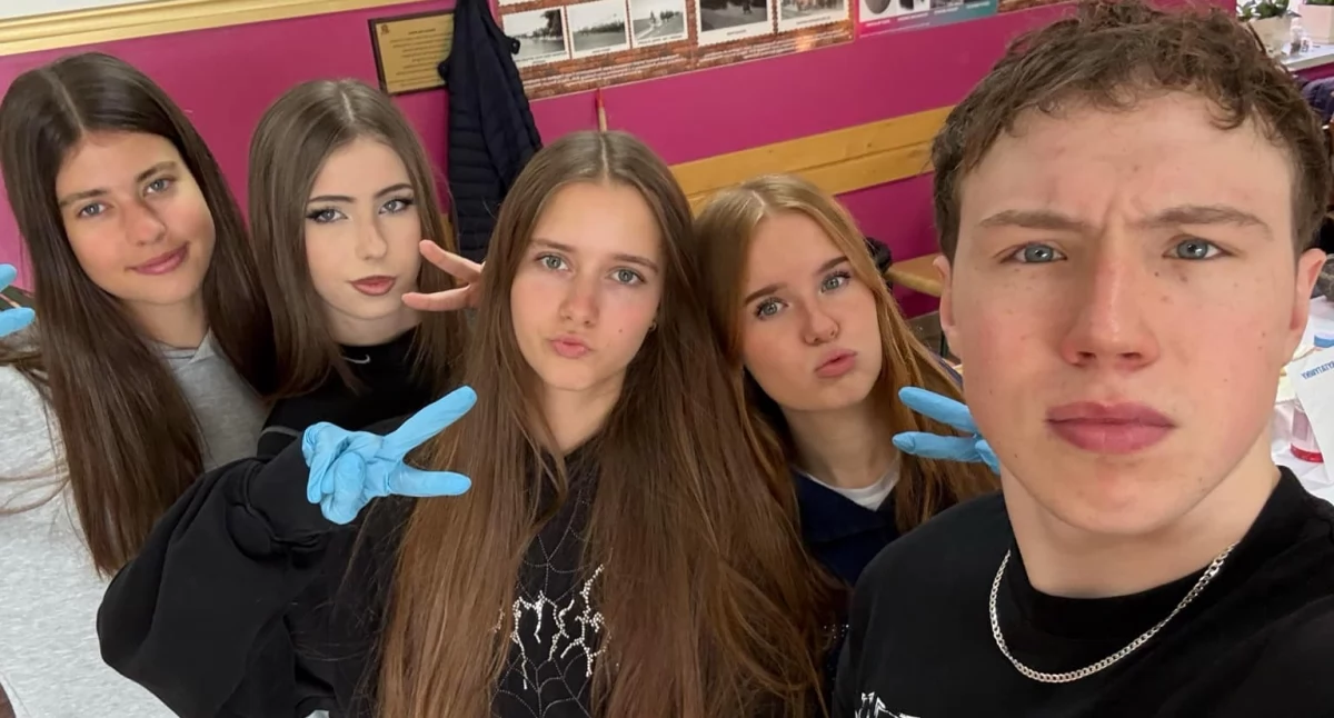 Charytatywnie, Uczniowie stworzyli słodką akcję Karolinki Sprzedawali Ciasta sercem - zdjęcie, fotografia