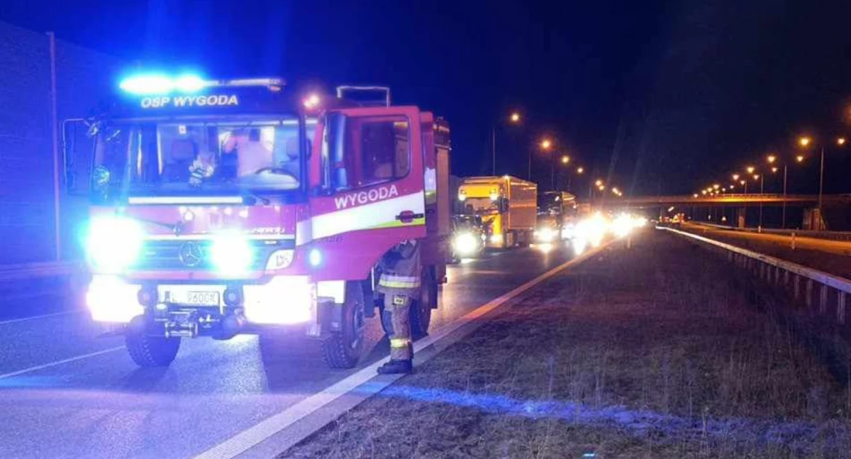 Wypadki drogowe , Zasnął kierownicą wjechał ciężarówki Nocna kolizja - zdjęcie, fotografia