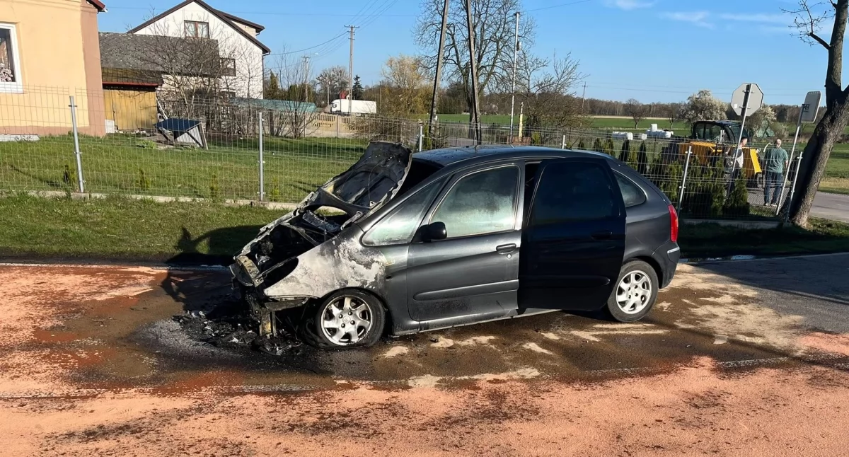 Pożary - interwencje straży, Zapalił citroen - zdjęcie, fotografia