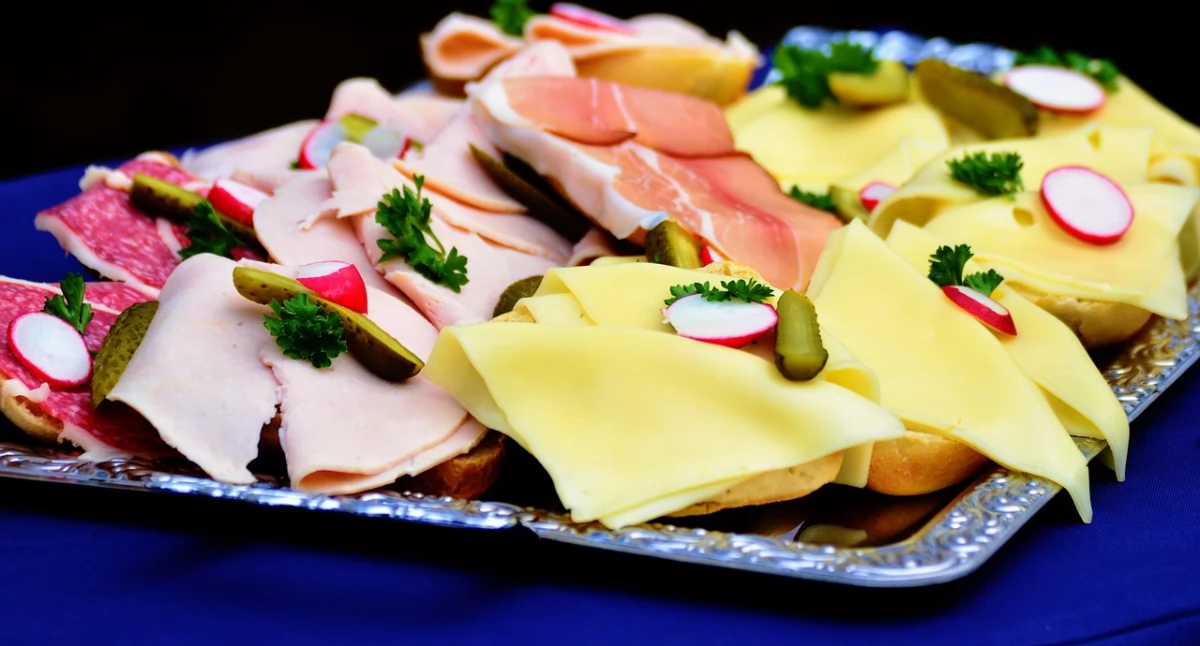 Artykuł Sponsorowany, Kanapki koktajlowe cateringu elegancka smaczna opcja każdą okazję - zdjęcie, fotografia