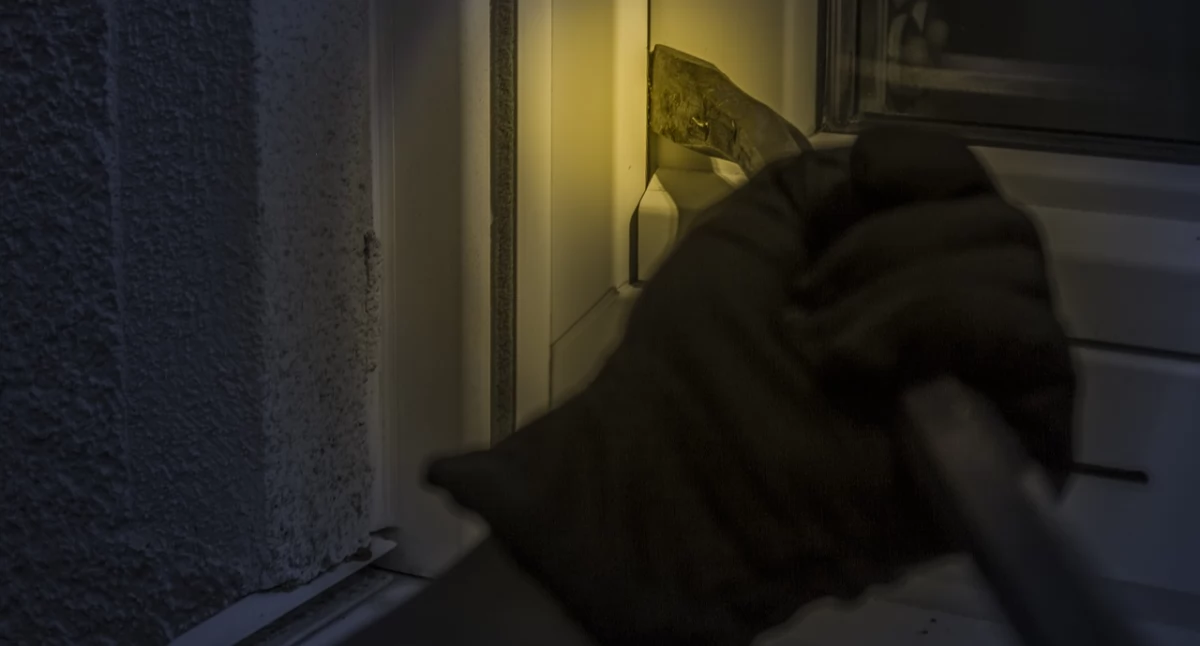 Włamywacze nie mają wolnej majówki! Wyjeżdżasz? Pamiętaj o tych zasadach!