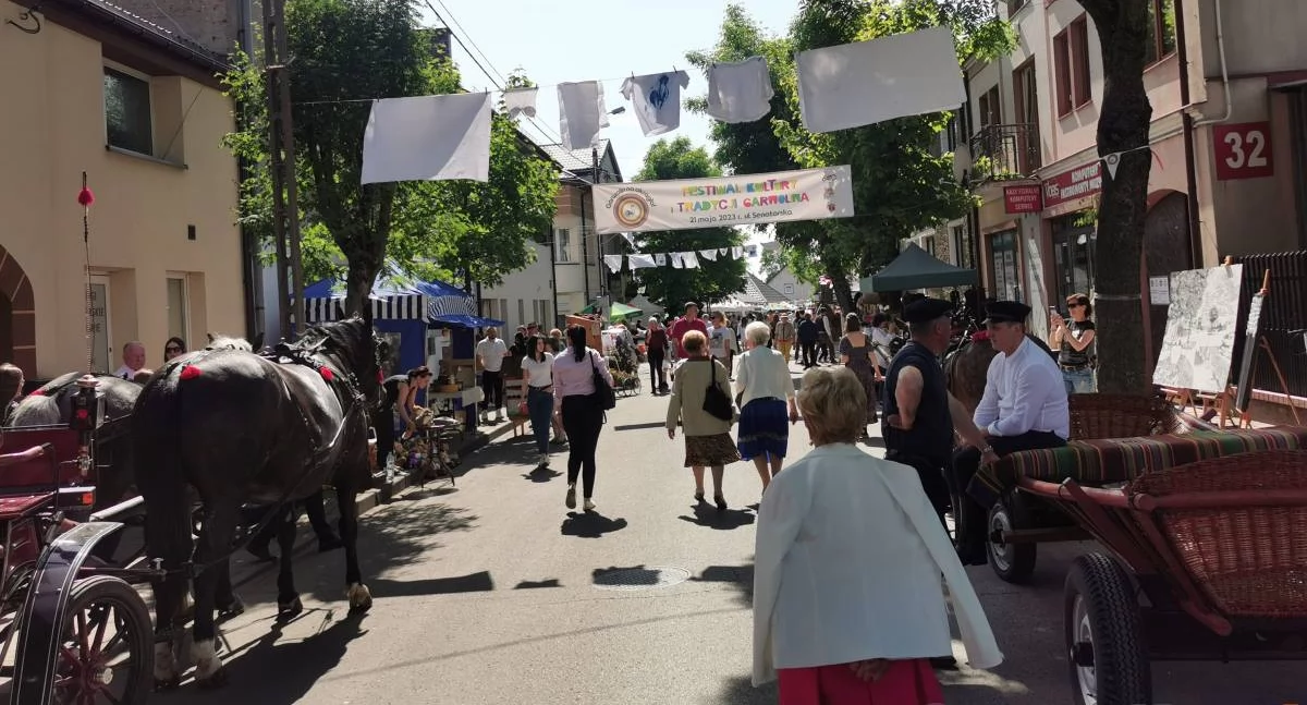 Inne Miejskie, Deszcz zepsuje zabawy! alternatywna lokalizacja festiwalu Senatorskiej! - zdjęcie, fotografia