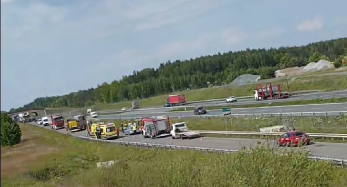 Samochód dachował, dwie osoby w szpitalu