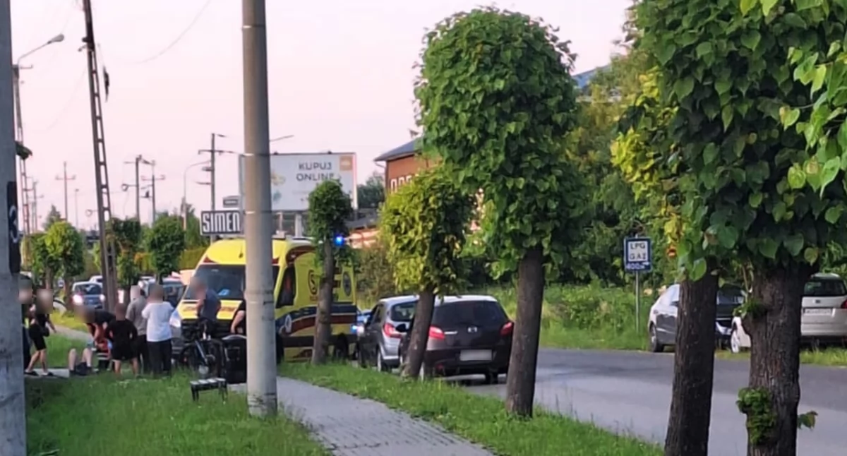 Wypadki drogowe , letni chłopiec szpitalu zdarzyło chodniku - zdjęcie, fotografia