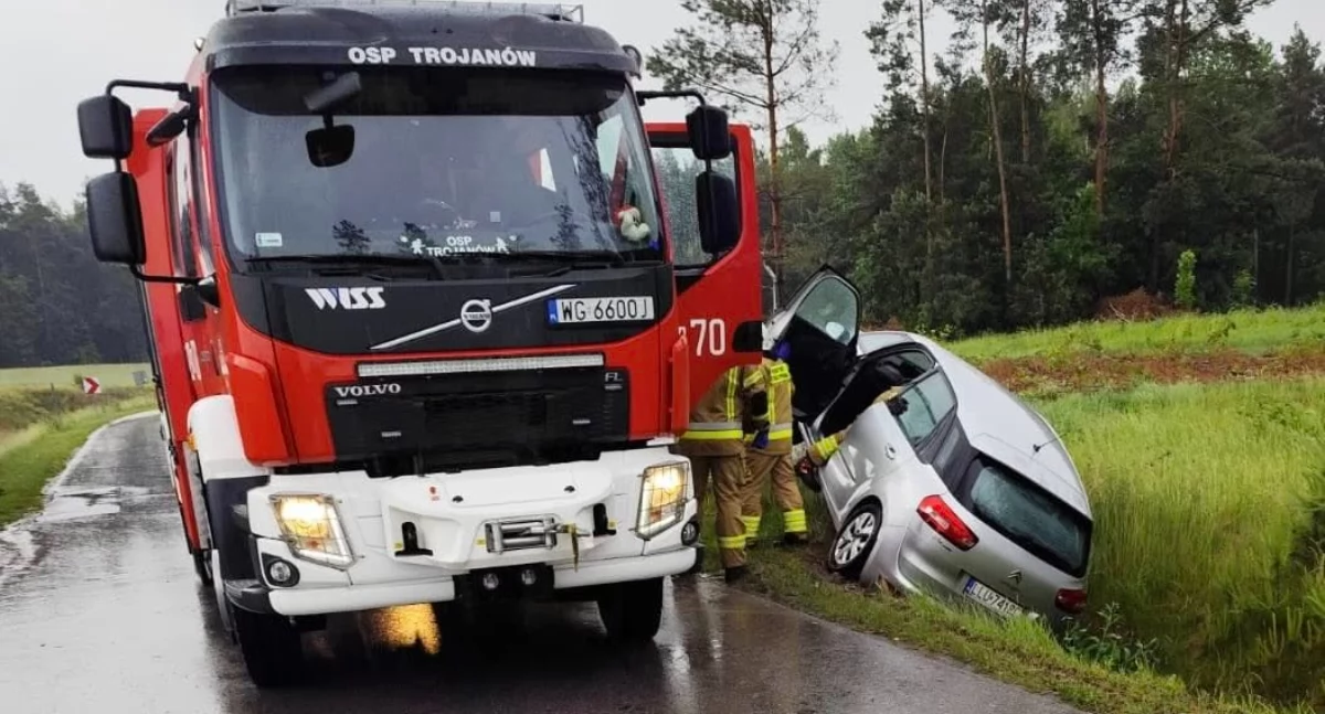 Wypadki drogowe , Groźne skutki niedostosowania prędkości warunków drodze Kierowca citroena wpadł - zdjęcie, fotografia