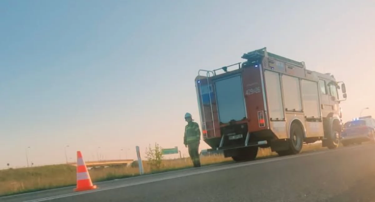 Wypadki drogowe , Niebezpieczne zdarzenie udziałem motocyklisty - zdjęcie, fotografia