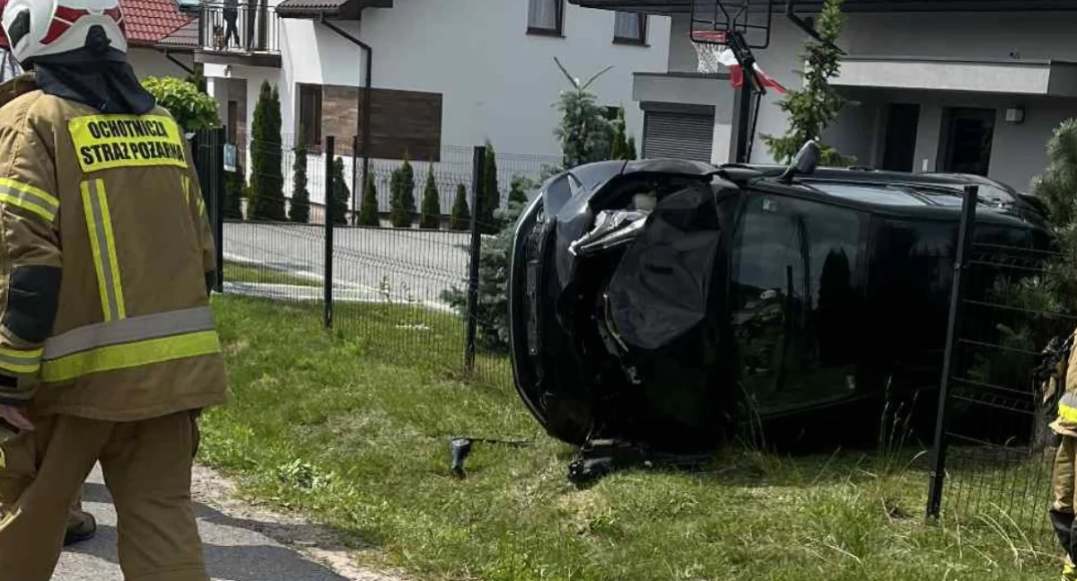Wypadki drogowe , szybko skrzyżowaniu Kobieta dachowała - zdjęcie, fotografia