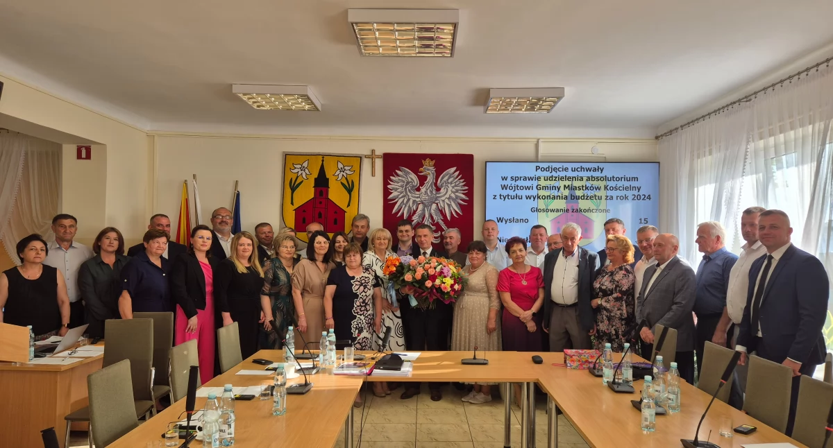 Inne Powiat, mieszkają ludzie Jednogłośnie wotum zaufania absolutorium - zdjęcie, fotografia