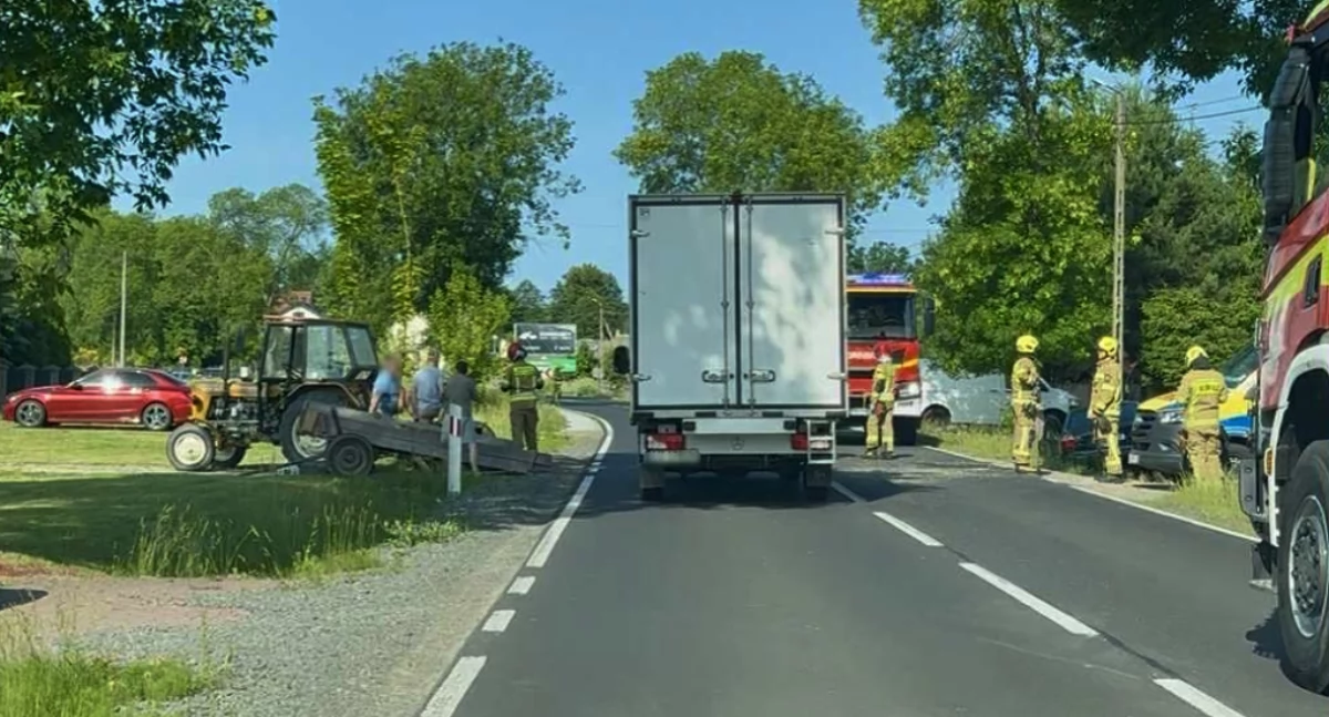 Wypadki drogowe , Kolizja osobówki ciągnika rolniczego wozem - zdjęcie, fotografia