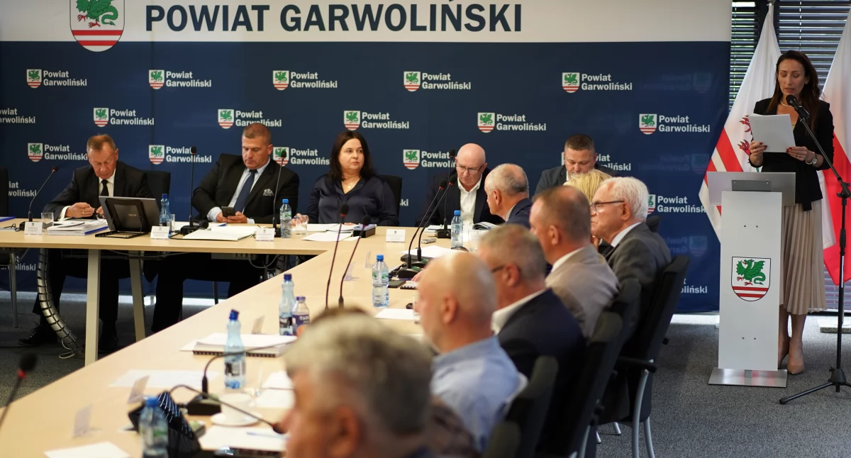 Inne Powiat, Burzliwa debata wotum nieufności dalej zarządem powiatu - zdjęcie, fotografia