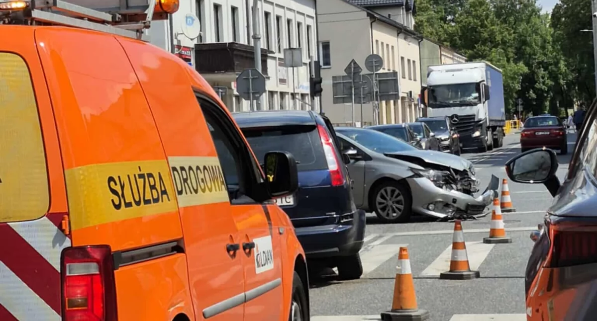Wypadki drogowe , Kolizja centrum Powodem nieustąpienie pierwszeństwa - zdjęcie, fotografia