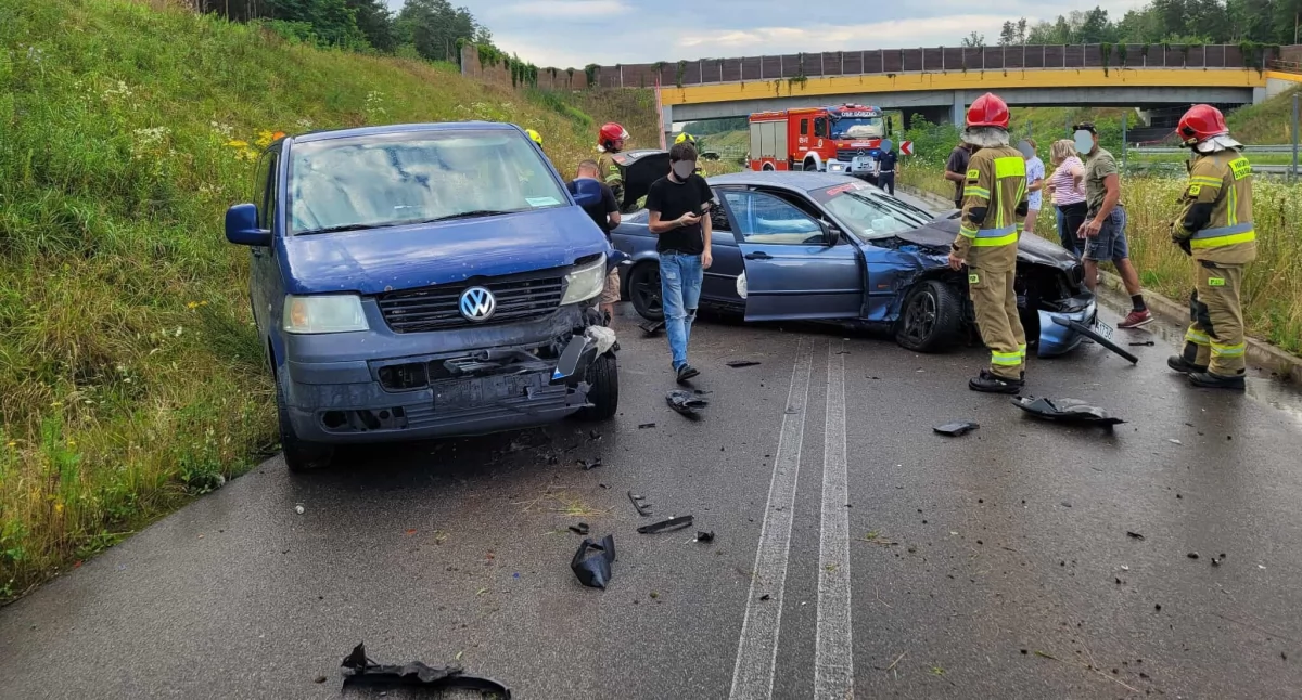 Wypadki drogowe , samochody rozbite drodze serwisowej - zdjęcie, fotografia