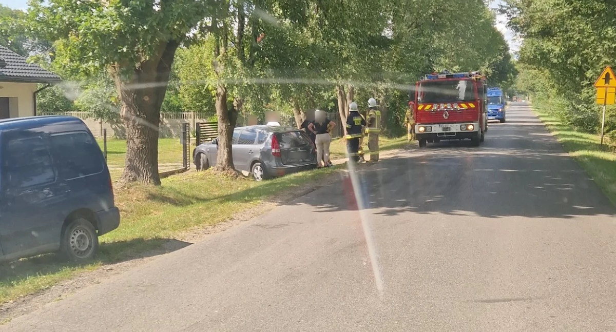 Wypadki drogowe , Kolizja dwóch samochodów Jeden wpadł - zdjęcie, fotografia