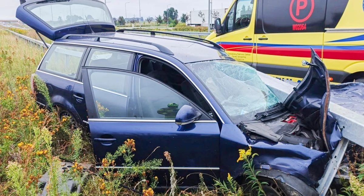 Wypadki drogowe , Poważna kolizja Kierowca zasłabł samochód uderzył barierki - zdjęcie, fotografia