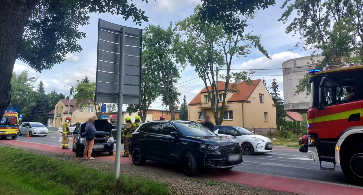 Wypadki drogowe , Kolizja banku uderzonym aucie było niemowlę - zdjęcie, fotografia