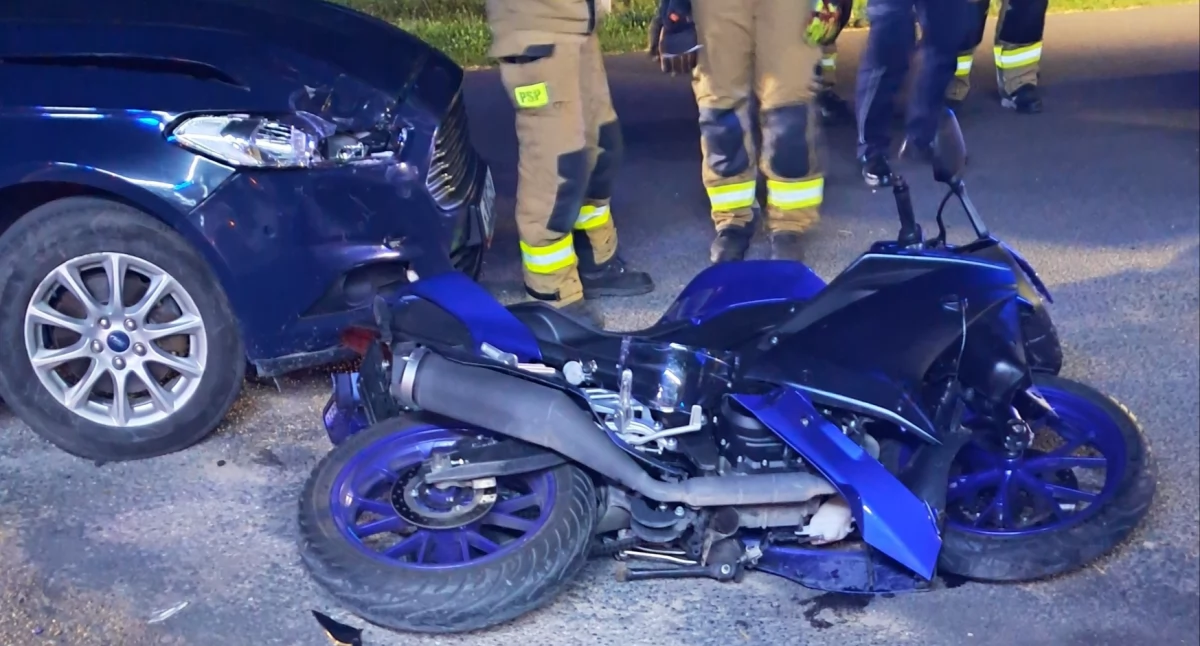 Wypadki drogowe , Zderzenie samochodu motocykla - zdjęcie, fotografia