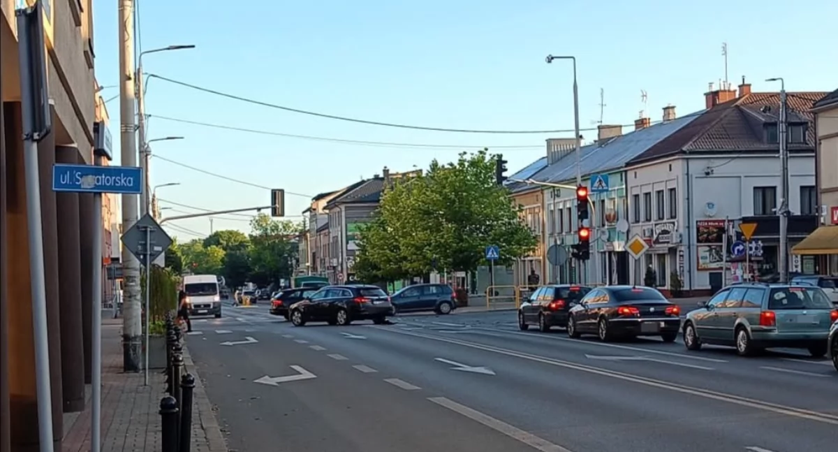 Wypadki drogowe , Zignorował czerwone wjechał skrzyżowanie Doszło kolizji! - zdjęcie, fotografia