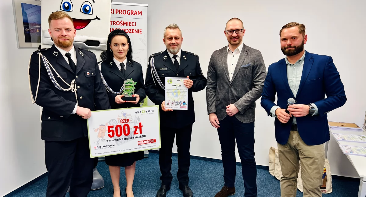Inne Ciekawostki, strażacy krajowej czołówce zbiórki elektrośmieci - zdjęcie, fotografia