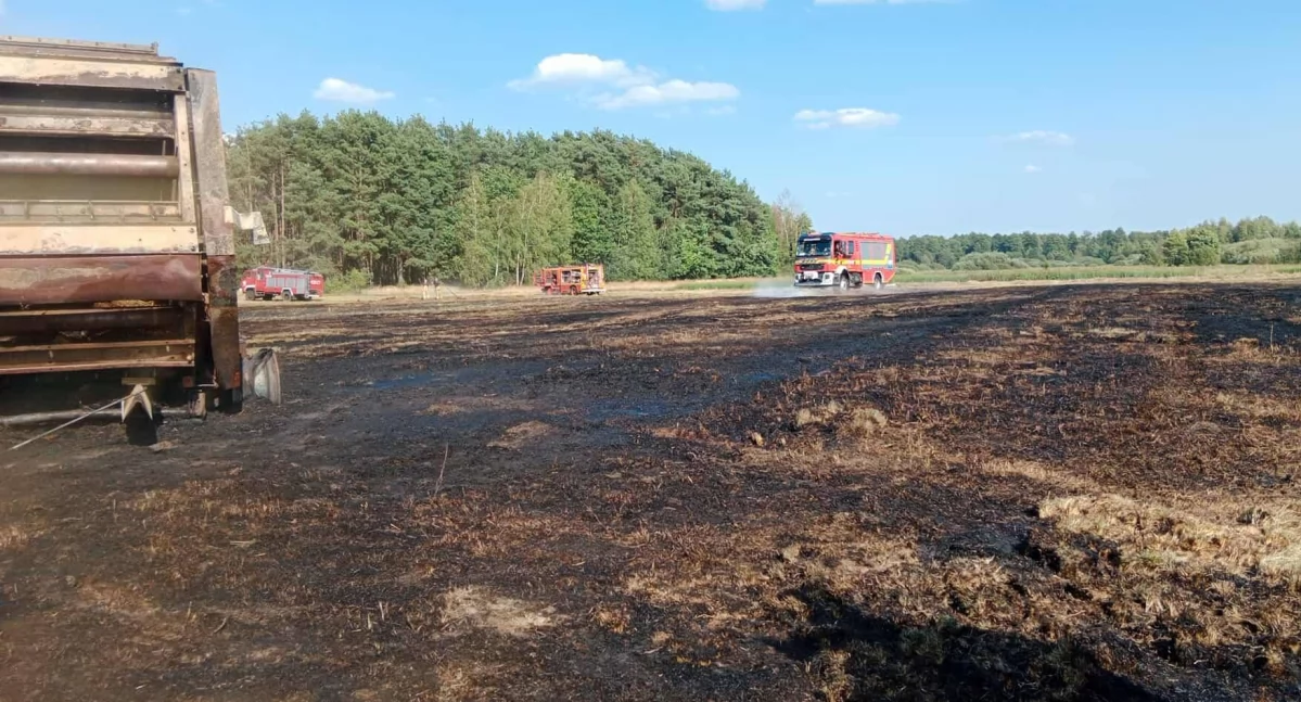 Pożary - interwencje straży, Pożar prasy rolniczej siana Sześć zastępów straży walczyło ogniem - zdjęcie, fotografia