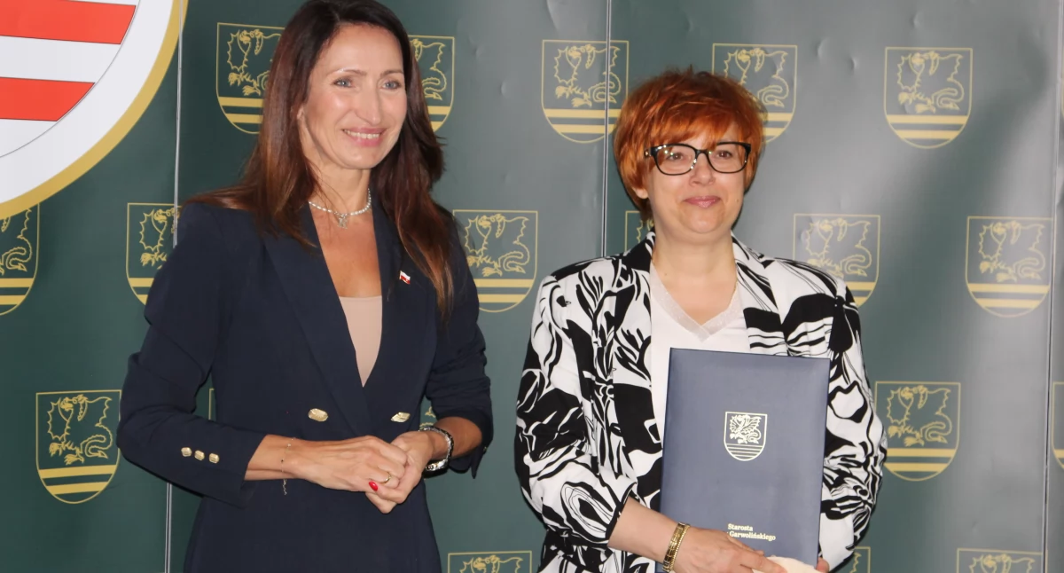 Inne Powiat, dyrektor powiatowej szkoły - zdjęcie, fotografia