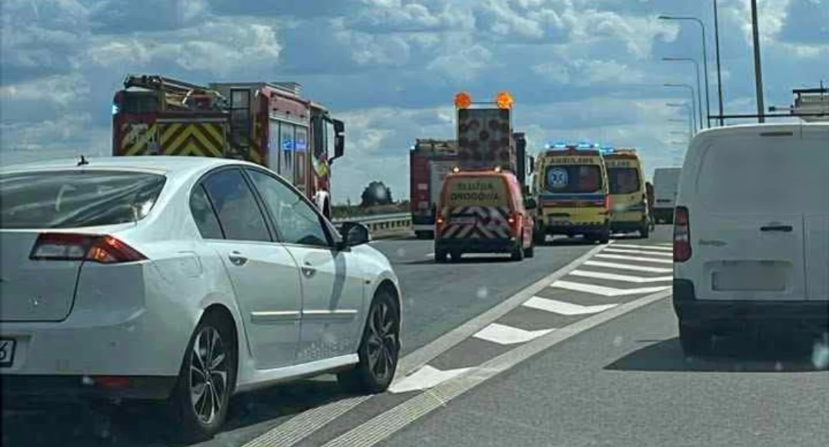 Wypadki drogowe , Wypadek Hyundai uderzył pojazd służby drogowej potem renault - zdjęcie, fotografia