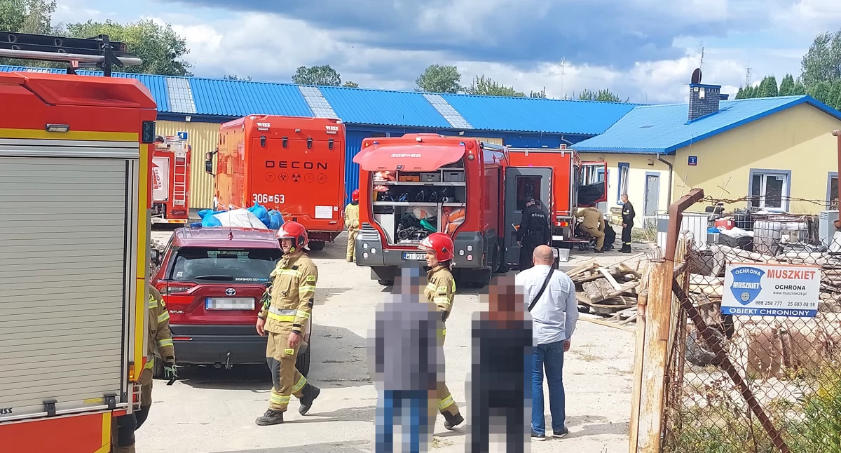 Inne Powiat, Rozszczelnienie zbiornika mieszaniną stężonego kwasu Interwencja służb nielegalnym składowisku odpadów - zdjęcie, fotografia