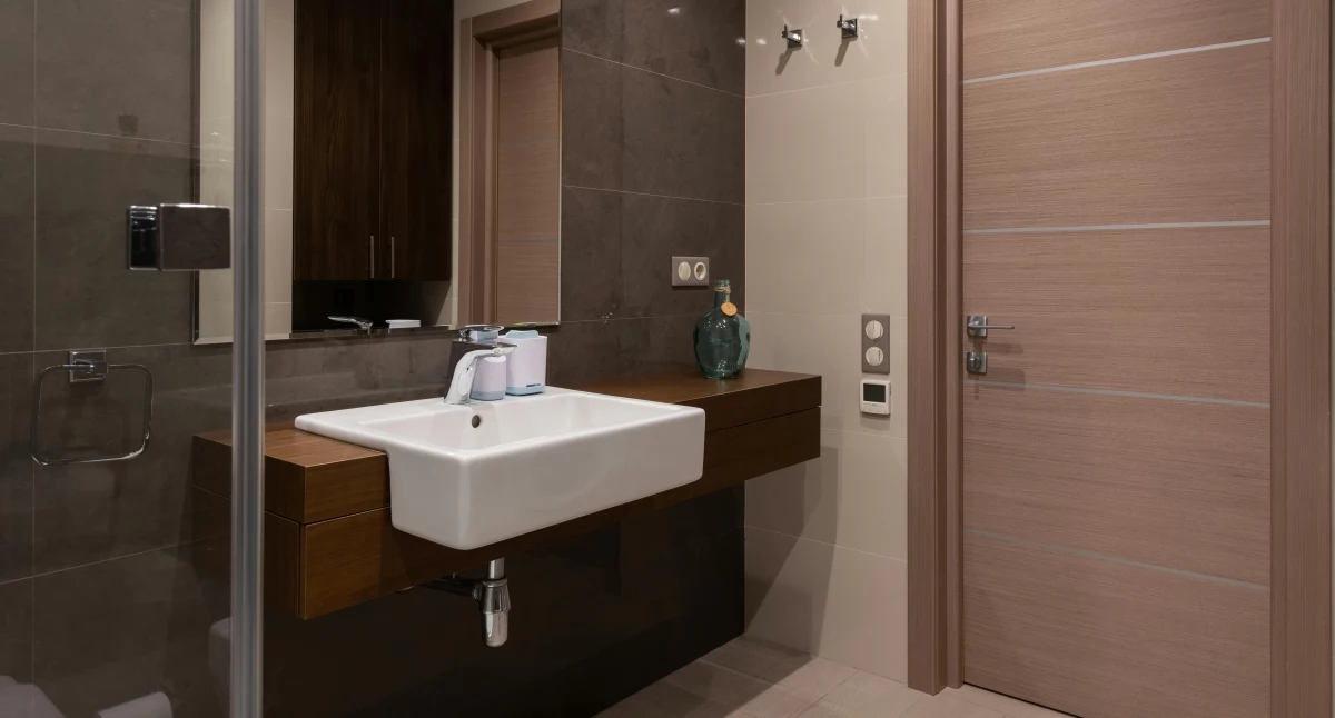 Artykuł Sponsorowany, Drzwi łazienkowe małych wnętrz rozwiązania które oszczędzają miejsce - zdjęcie, fotografia