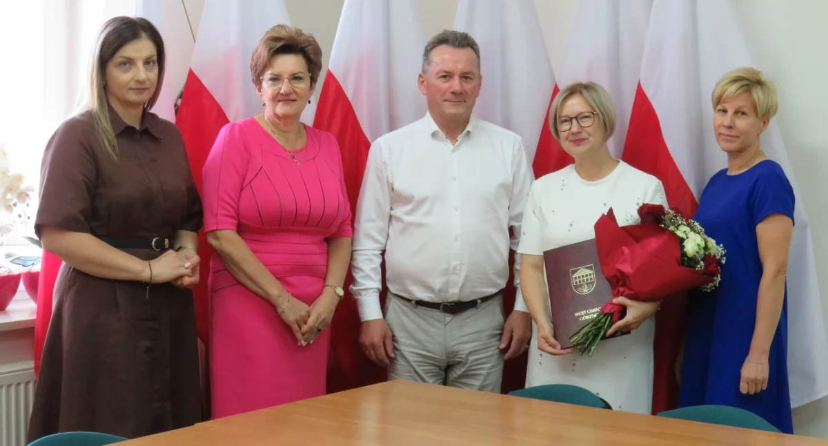 Inne Powiat, Kandydatów dyrektora było dwóch Wygrała Maria Walicka - zdjęcie, fotografia