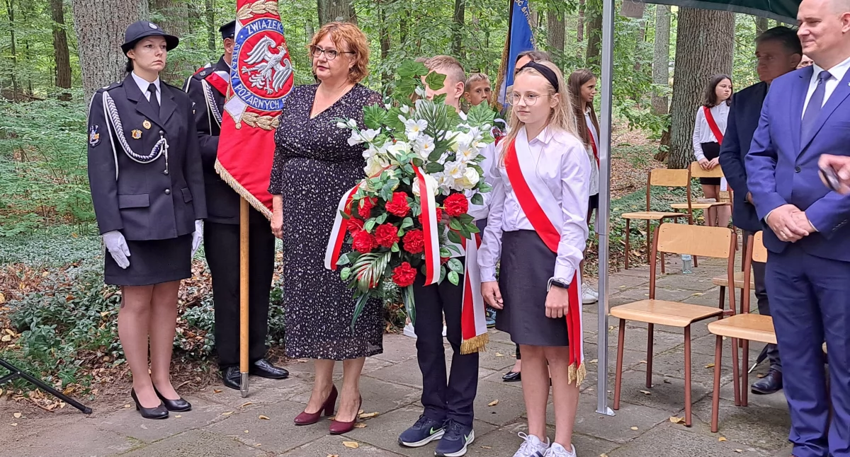 Uroczystości Powiat, Uczczą ofiary niemieckiego totalitaryzmu - zdjęcie, fotografia