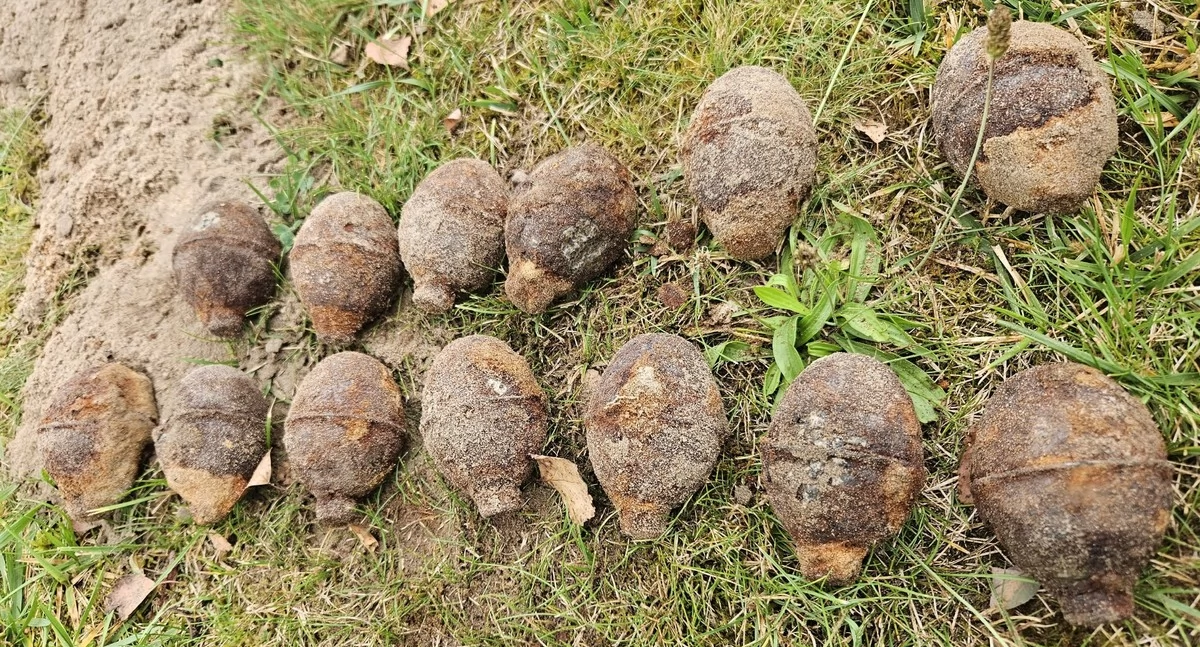 Inne Powiat, Niebezpieczne odkrycie Granaty czasów wojny znalezione posesji - zdjęcie, fotografia