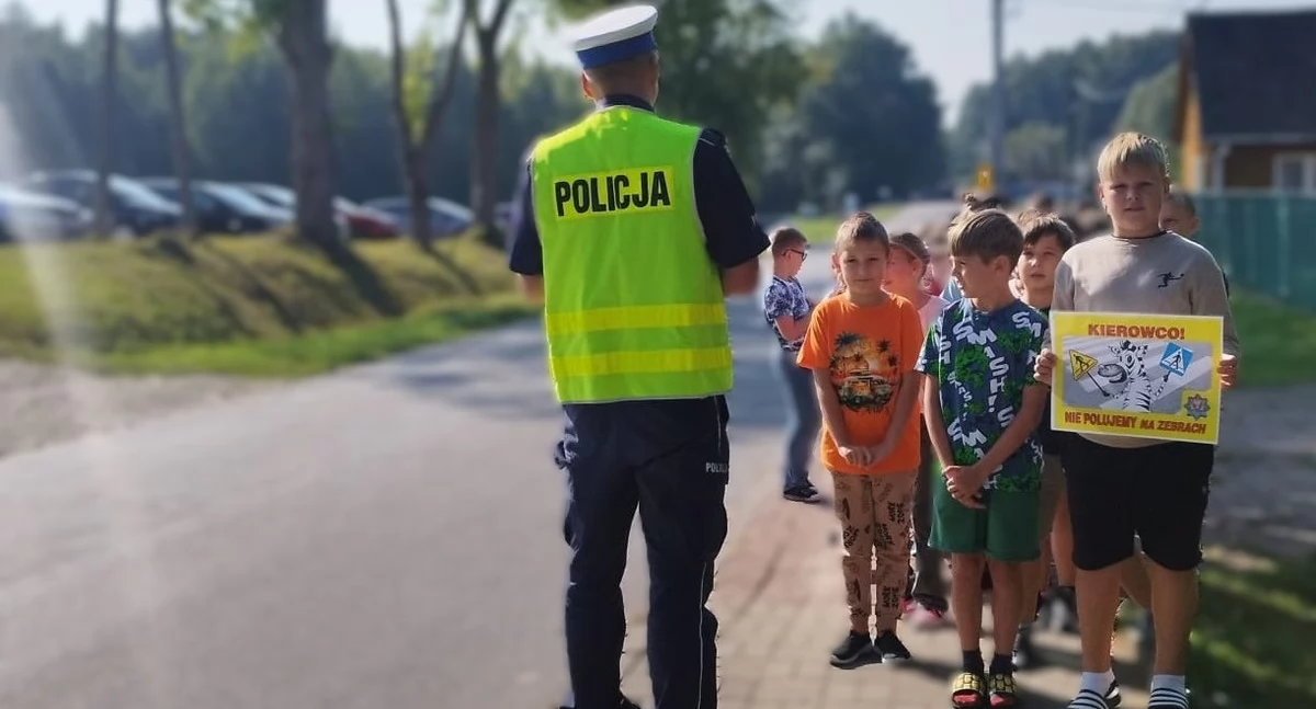 Inne Ciekawostki, Kierowco! polujemy zebrach Garwolińscy policjanci dzieci wspólnie apelują ostrożność drogach - zdjęcie, fotografia