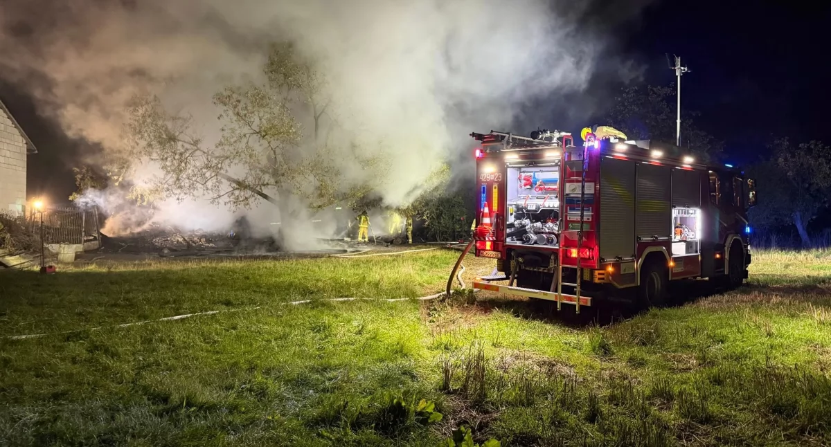 Pożary - interwencje straży, Nocna walka ogniem paliła stodoła Duże siły strażaków miejscu - zdjęcie, fotografia