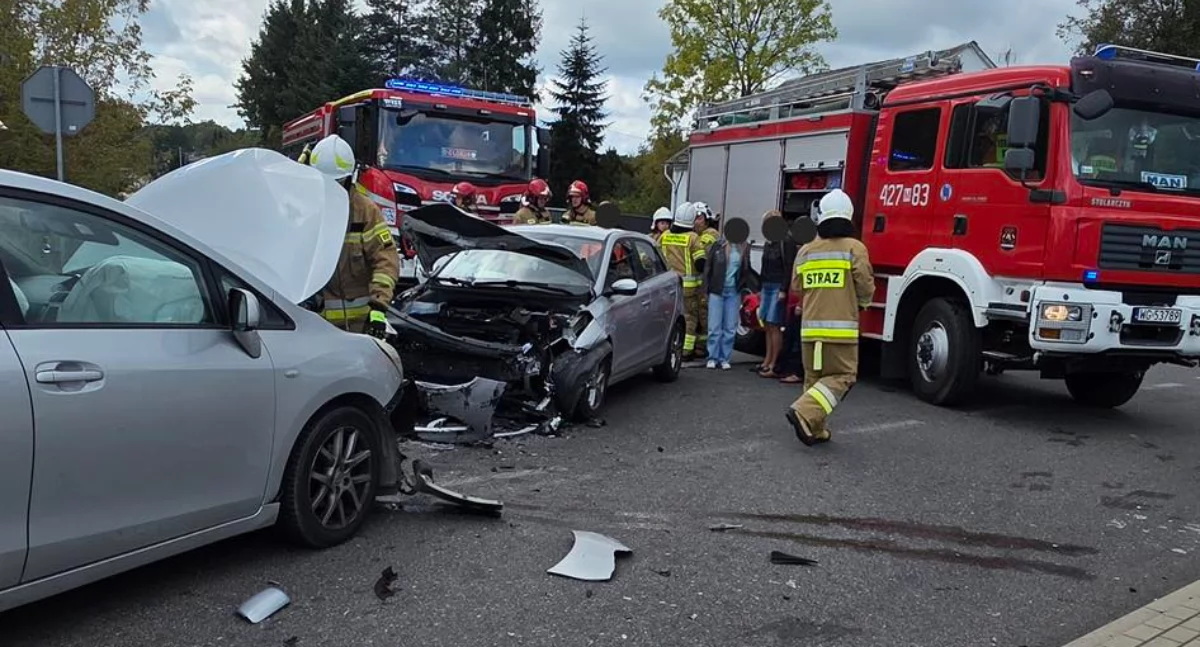 Wypadki drogowe , Wypadek skrzyżowaniu Zderzyły samochody - zdjęcie, fotografia