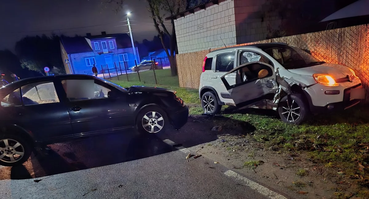 Wypadki drogowe , Nocna kolizja volkswagena fiata skrzyżowaniu Rębkowskiej - zdjęcie, fotografia