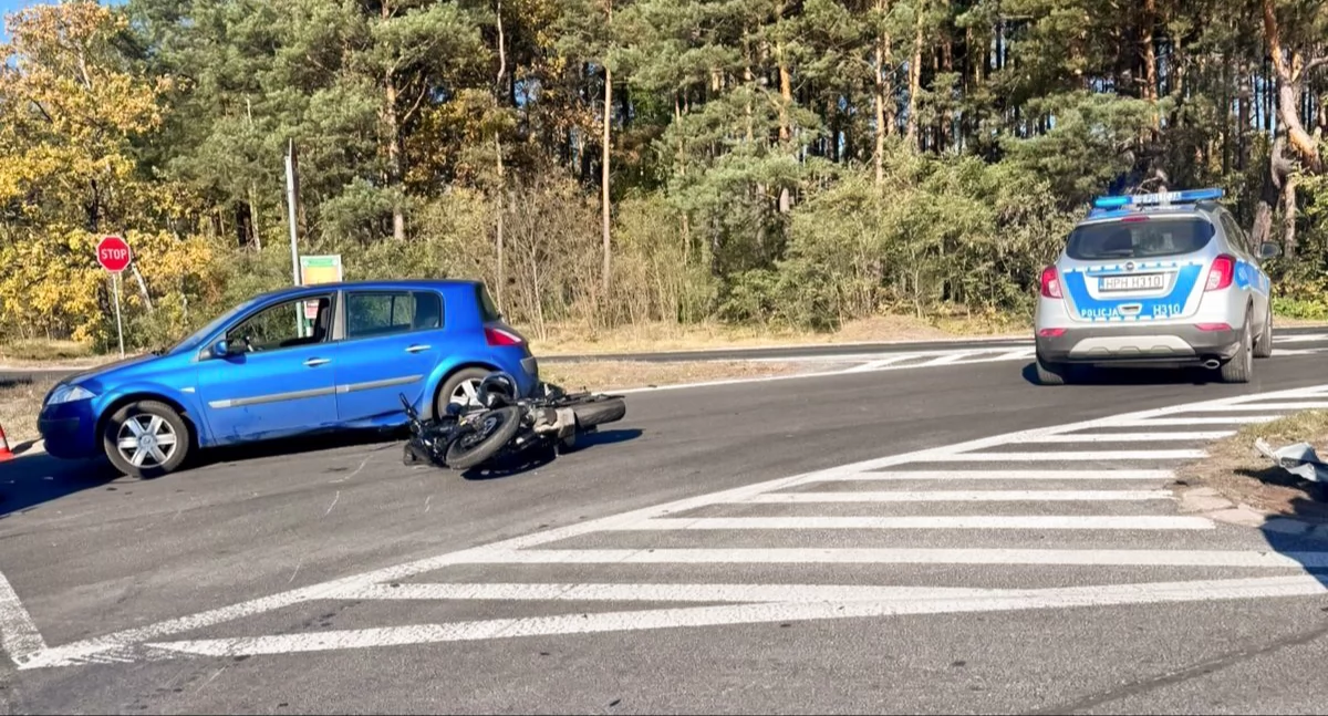 Wypadki drogowe , Groźnie skrzyżowaniu Zderzenie trzech pojazdów! Jedna osoba trafiła szpitala - zdjęcie, fotografia