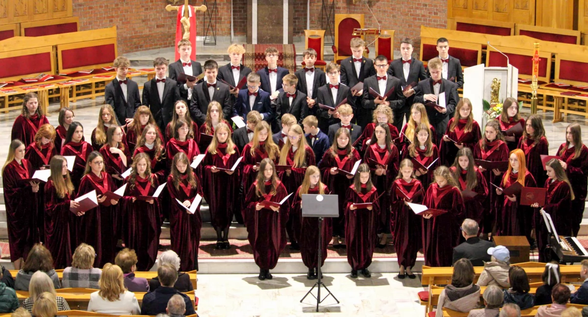 Niedziela i muzyczne emocje w powiecie: Chór, który śpiewał dla dwóch Papieży, wystąpi dziś u nas!