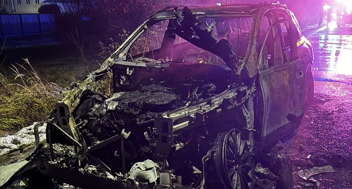 Pożar samochodu wybuchł w nocy - Mercedes spłonął doszczętnie