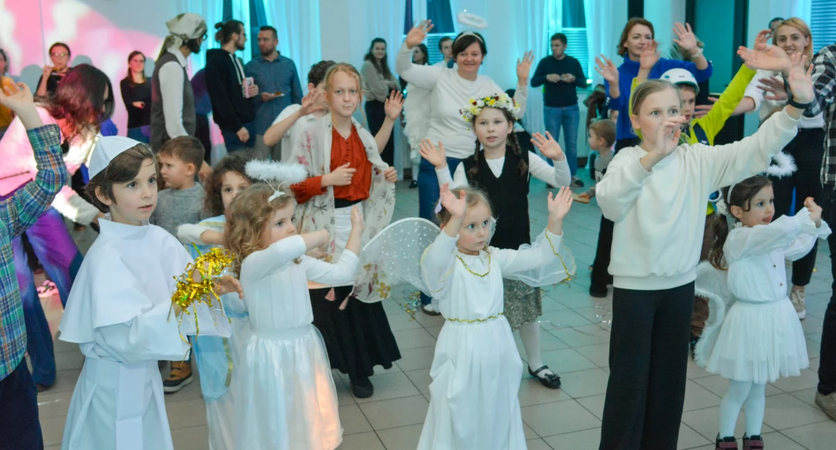 Zamiast halloweenowych strachów wybrali euforia i światło. Bal Wszystkich Świętych porwał 200 osób!