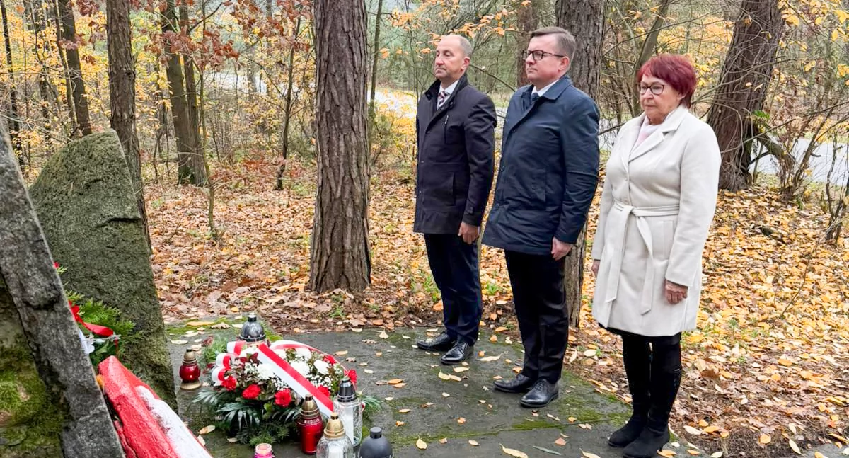 Cicha lekcja pamięci. Władze Trojanowa oddały hołd bohaterom