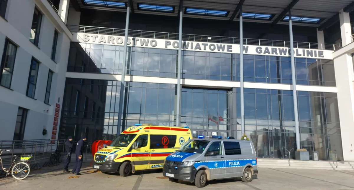 Wypadek przy pracy przed starostwem - Pracownik trafił do szpitala