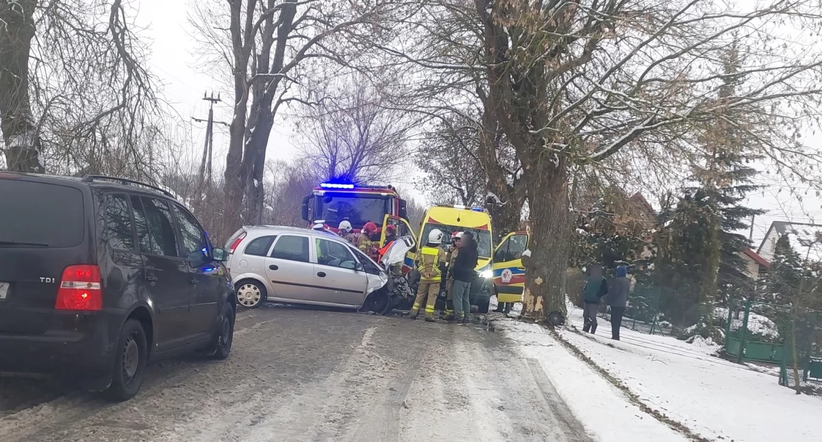 Kierowca opla uderzył w drzewo - Uwaga na śliskość nawierzchni!