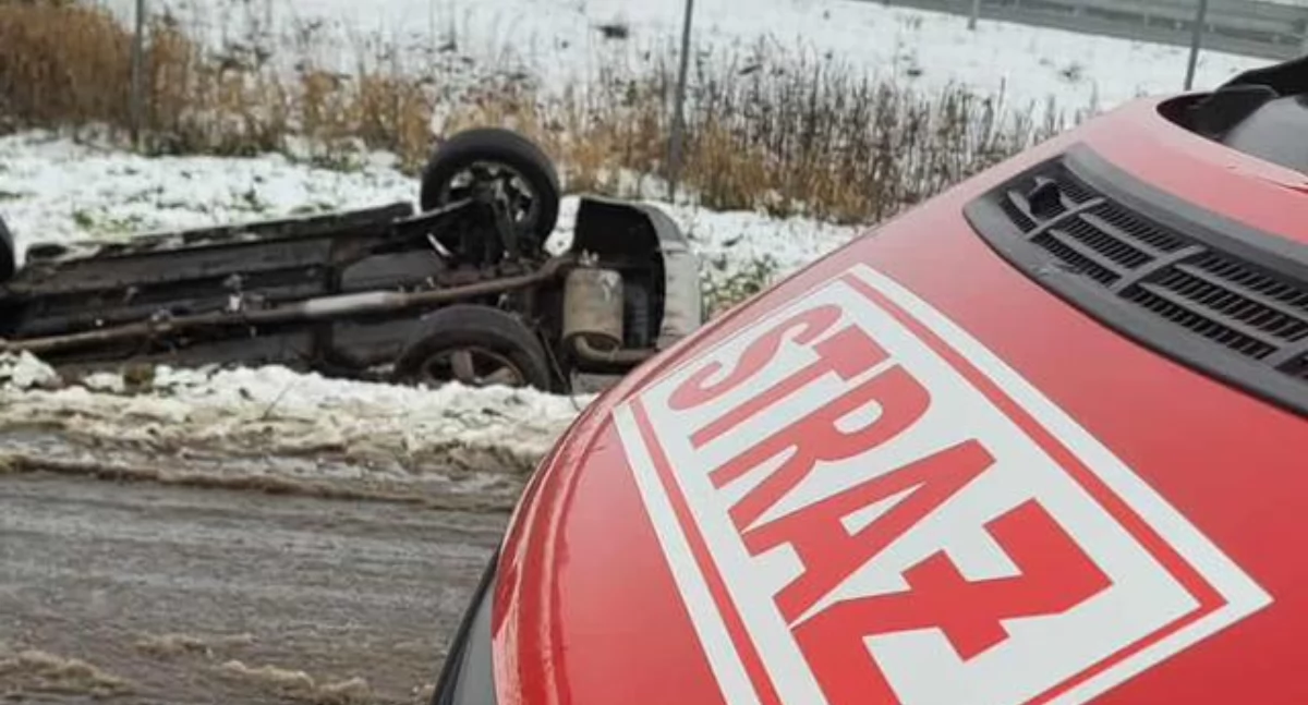 Dachowanie mitsubishi na drodze serwisowej