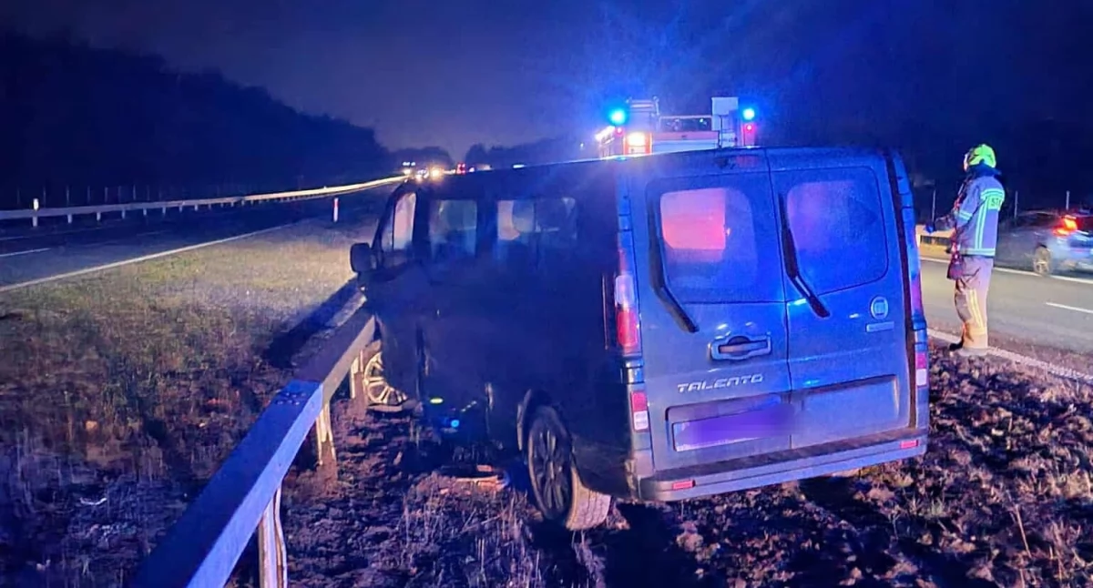 Na S17 kierowca busa uderzył w bariery