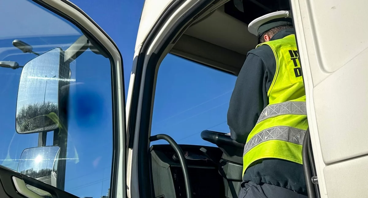 Zdjcie: Funkcjonariusze mazowieckiej Inspekcji Transportu Drogowego w okolicach Garwolina zatrzymali na trasie S17 do rutynowej kontroli zestaw należący do litewskiego przedsiębiorcy