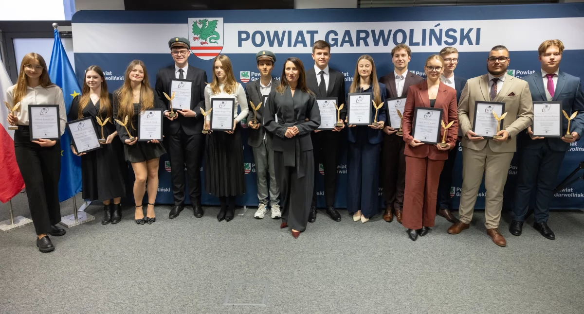 Inne Powiat, prawdziwych prymusów! Starosta nagrodził najlepszych uczniów Jedna osoba średnią [LISTA NAZWISK] - zdjęcie, fotografia
