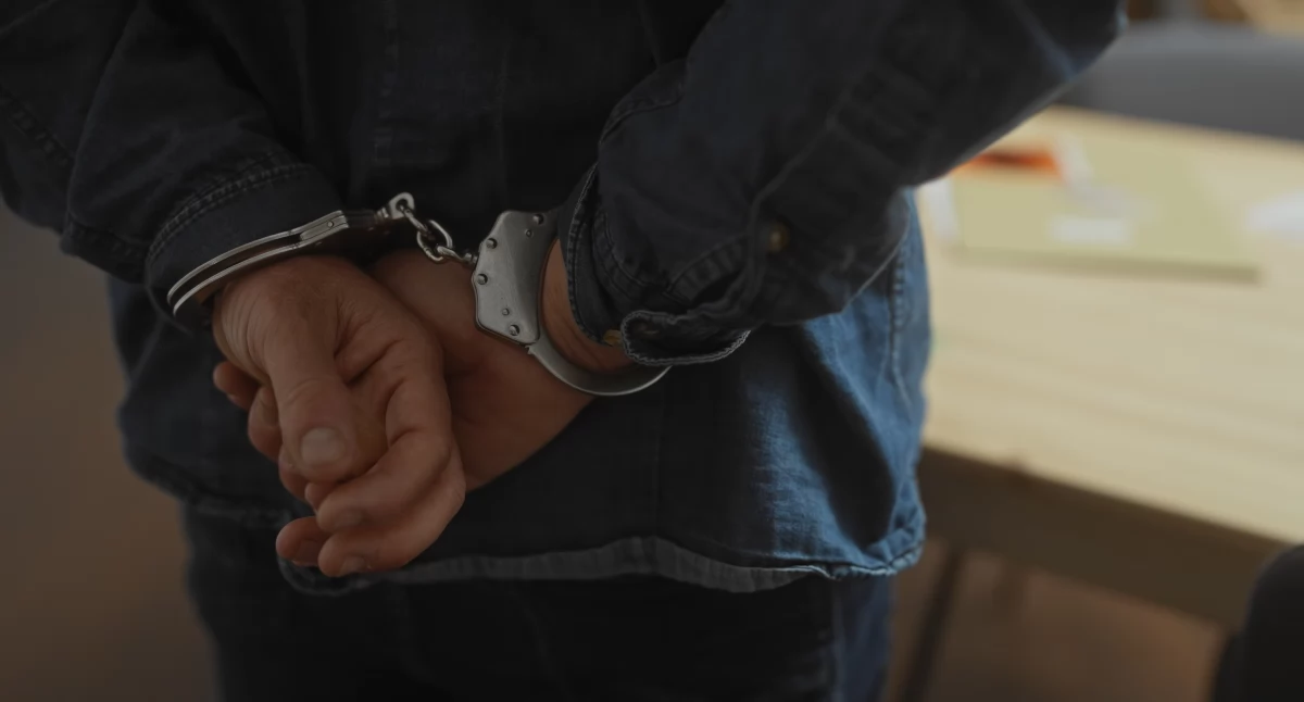 Sprawy kryminalne , Agresor urzędzie pniem drzewa! latek groził pracownikom śmiercią - zdjęcie, fotografia