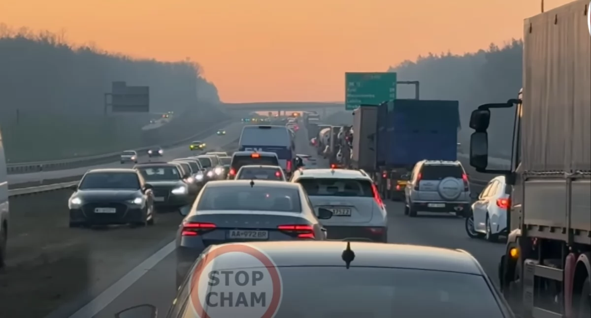 Zdjcie:  Niecierpliwi kierowcy, stojący w korku, zawracają przez pas zieleni i jadą pod prąd drogą ekspresową, fot. Stop Cham/screen 
